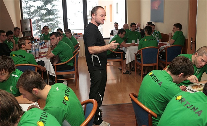 Soustředění v Břízkách - Pavel Hoftych promlouvá k hráčům.