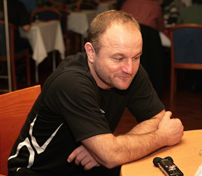 Soustředění v Břízkách - Pavel Hoftych při rozhovoru pro novináře.