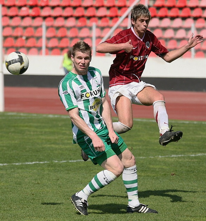 Strnad napadá soupeře.