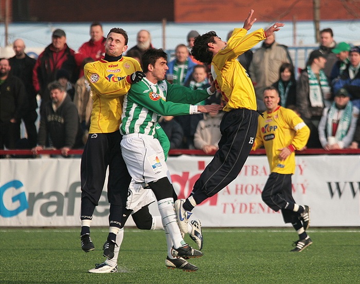 Bálek mezi soupeři.