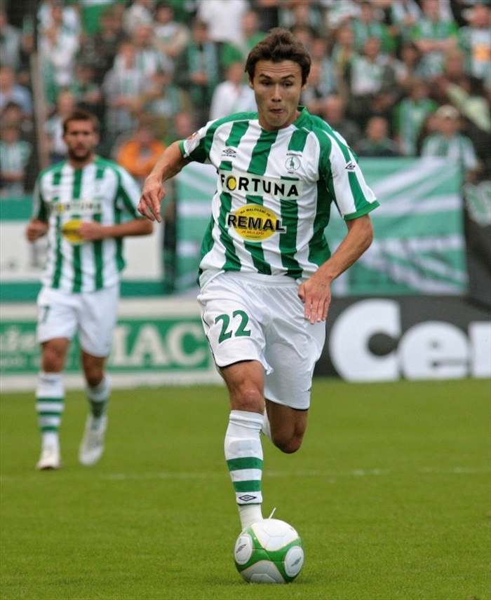 Aziz Ibragimov se řítí do útoku.