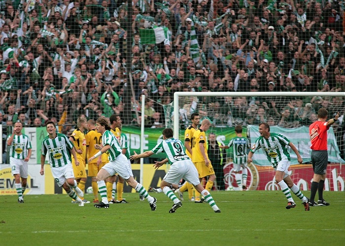 Kaufman právě zatočil do branky druhý gól.