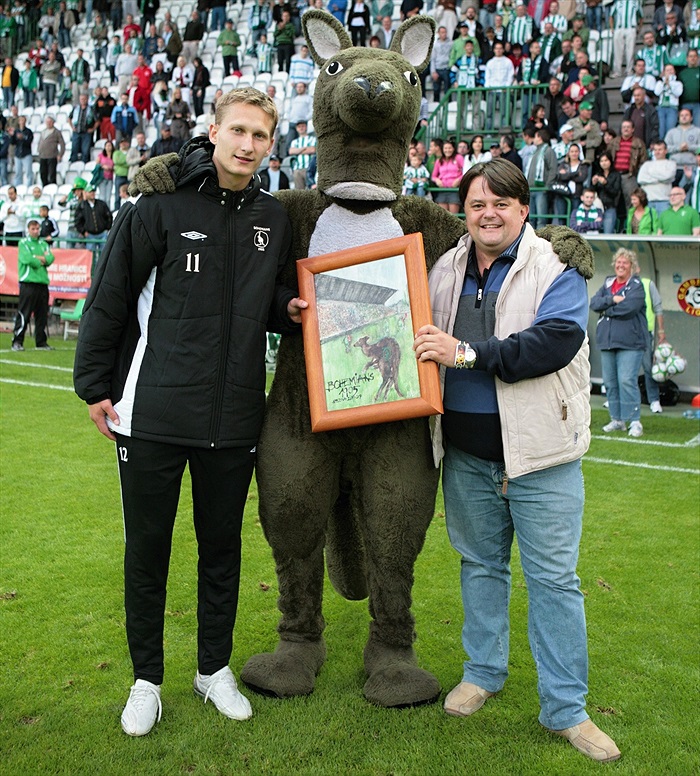 Milan Škoda dostal cenu pro prvního střelce sezony v Ďolíčku - obraz a sud piva.