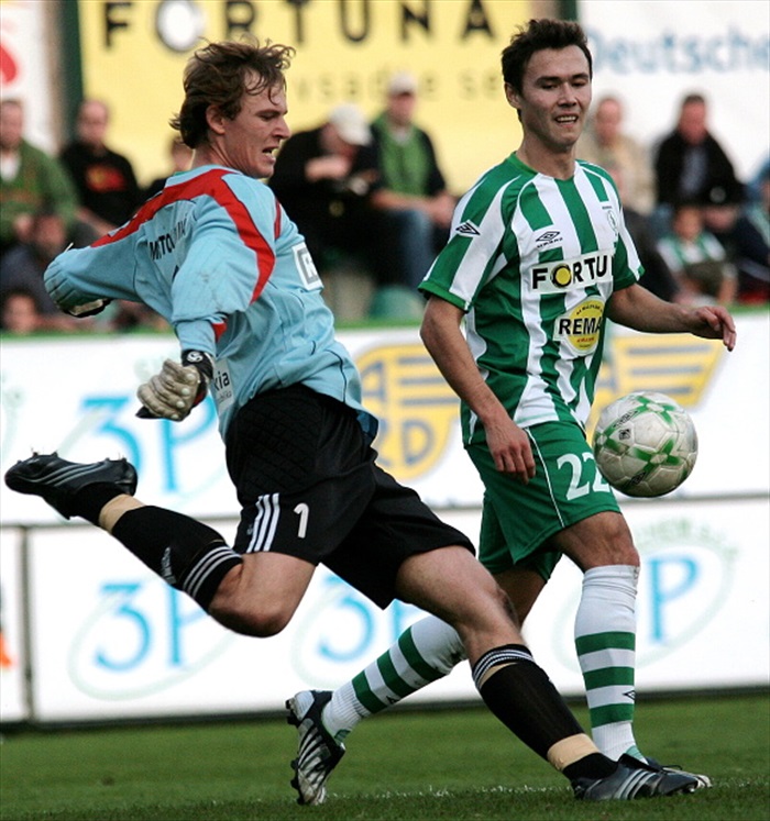 Aziz dotírá na gólmana Kučeru.