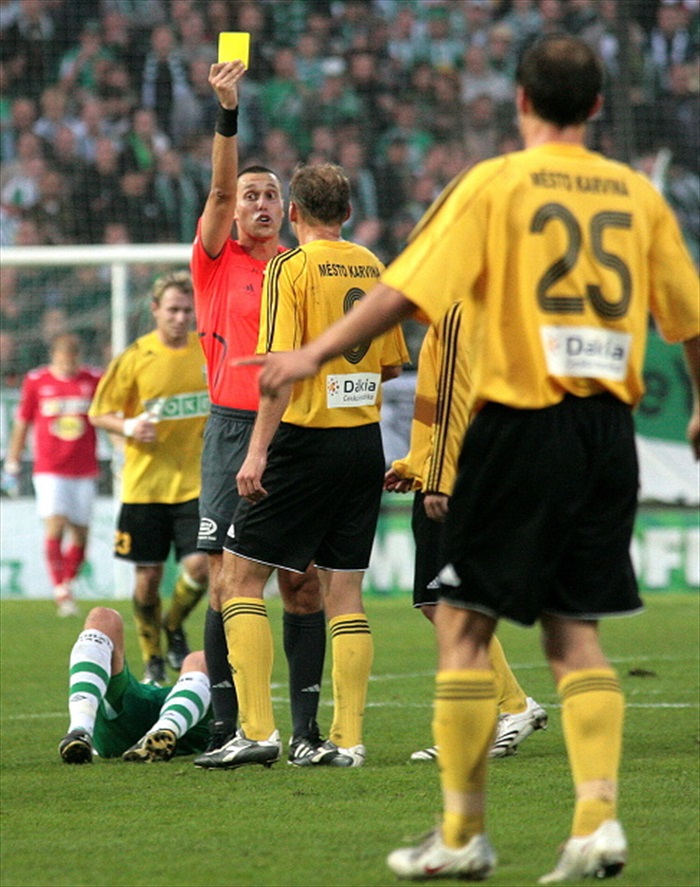 Karviná hrála tvrdě a dostávala i žluté karty.