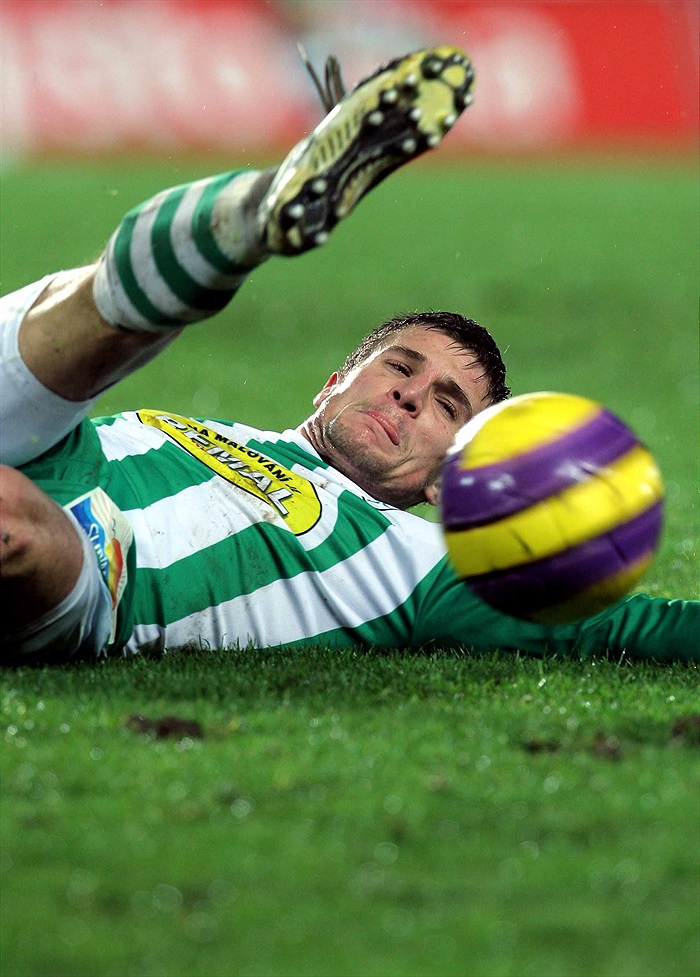 Marek bojuje o míč na mokrém, ale kvalitním terénu.