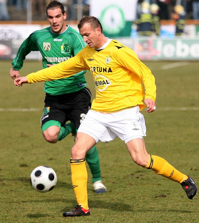 Róth napřahuje k jedné z mnoha střel.