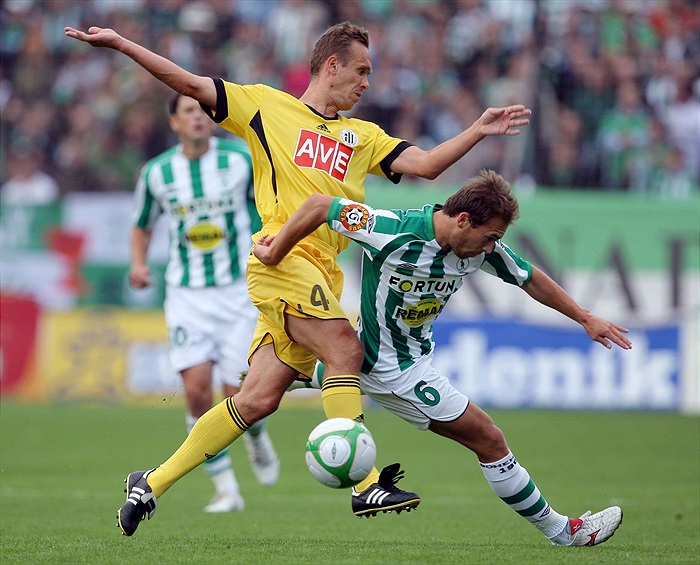 Štohanzl proniká přes obranu Budějovic.