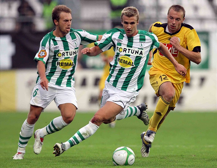 Janek se řítí do útoku.