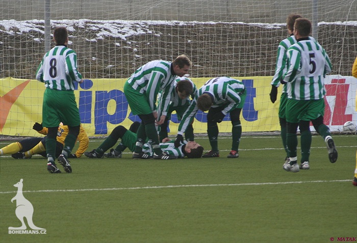 David Bartek v netradiční oslavě vyrovnávacího gólu.