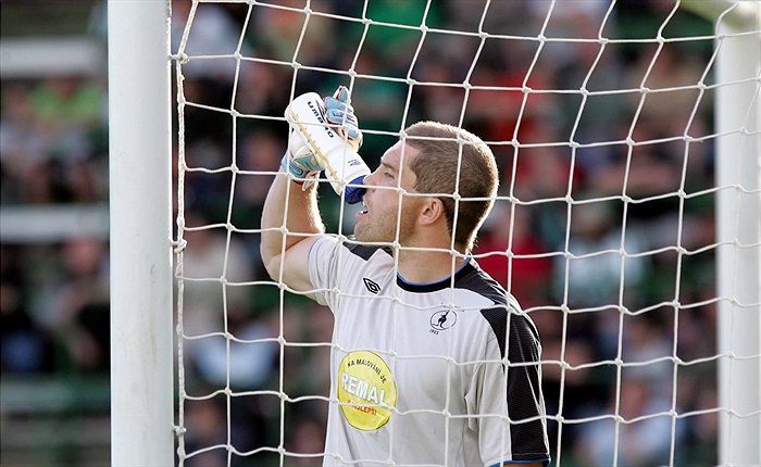 Radek Sňozík čekající a pijící.