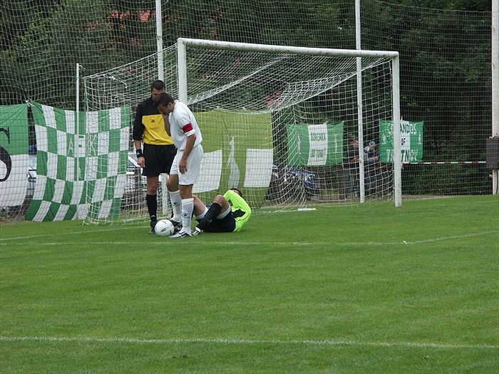 Štěpán Kolář po jednom ze soubojů. I za jeho brankou byla spousta vlajek.