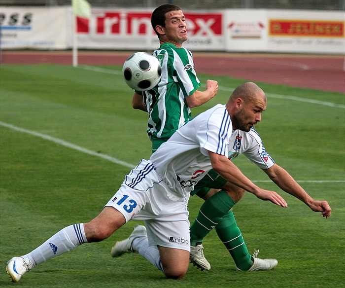 Bartek v souboji o míč.