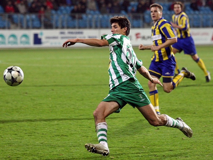 Adam střílí na dlouhou nohu.