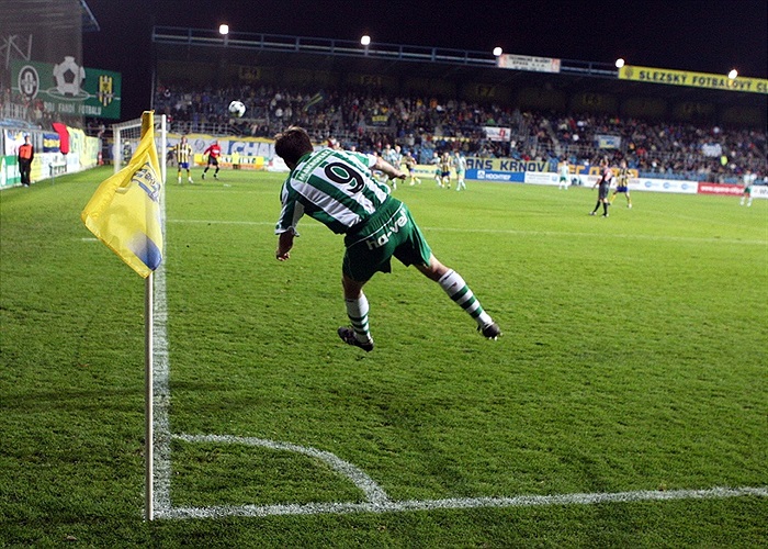 rychlík zahrává roh.