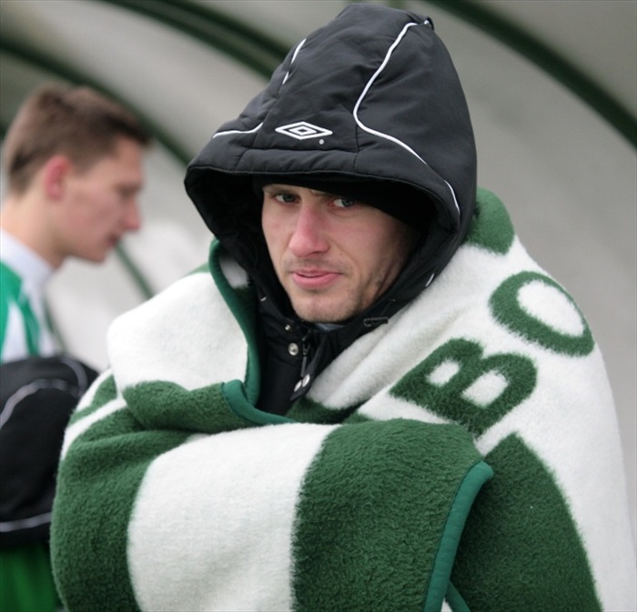 Gólman Havránek se na lavičce poctivě chránil před chladem