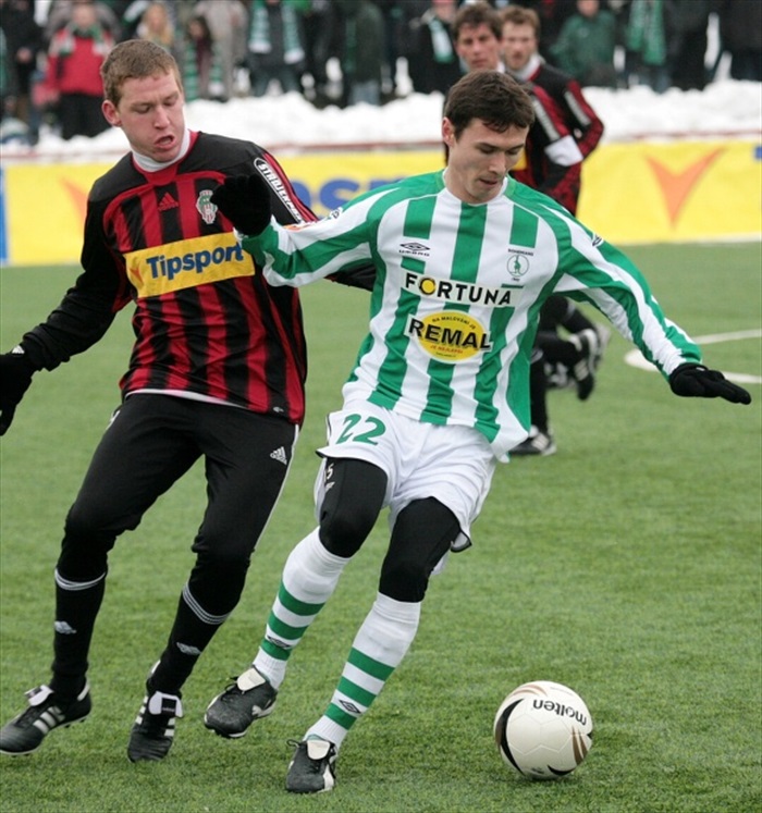 Ibragimov kontroluje míč