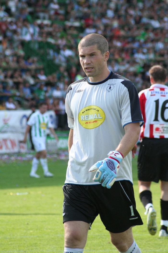 Radek Sňozík přichází na penaltu.