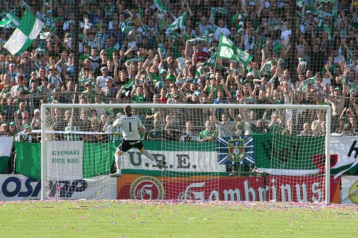 Radek Sňozík se raduje před kotlem.