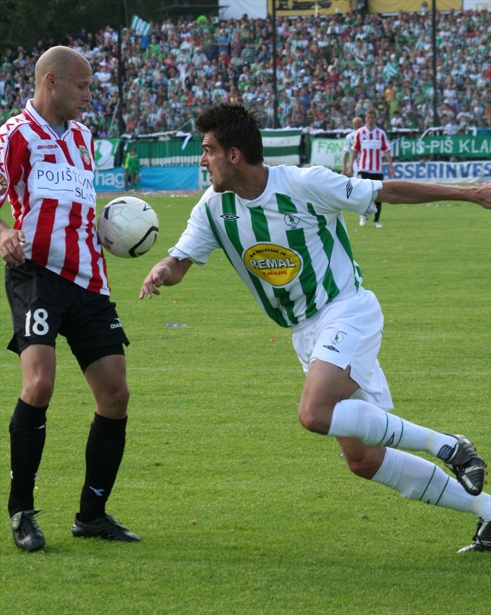 Bálek se snaží projít přes soupeře.