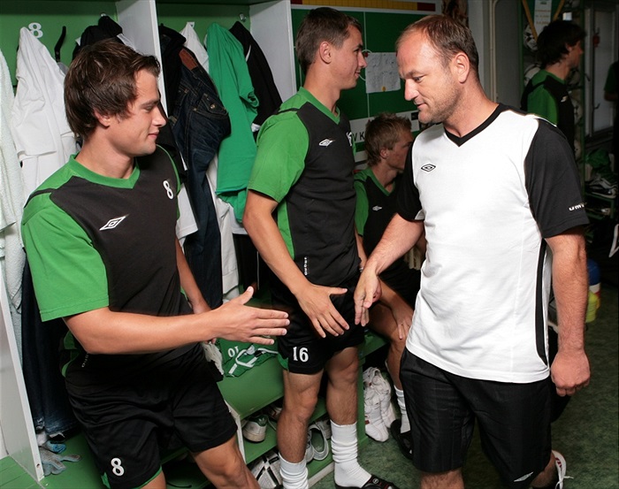 Pavel Hoftych vítá hráče, konkrétně Ivana Haška.