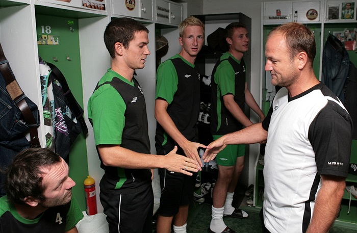 Pavel Hoftych vítá Davida Bartka.