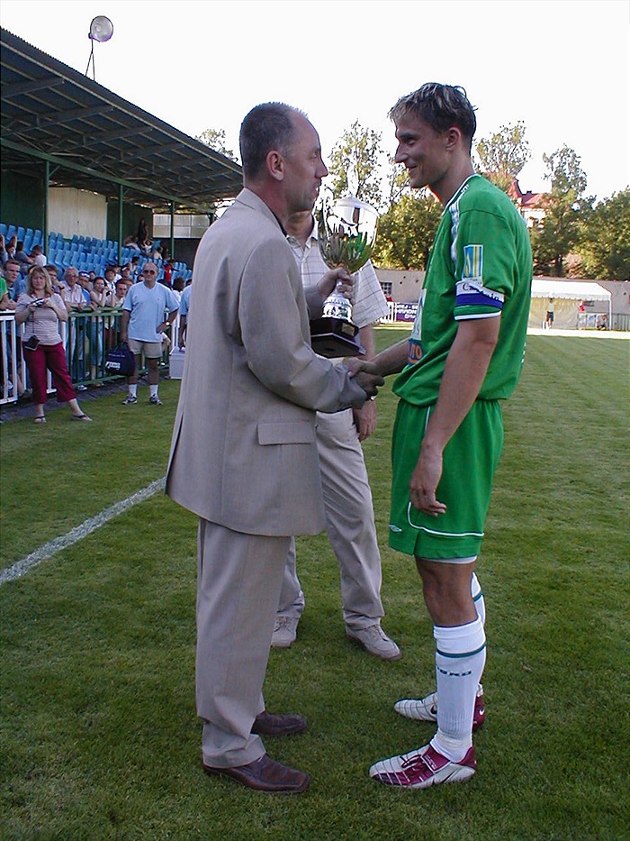 Obermajer přebírá pohár (Hlinsko 2004)