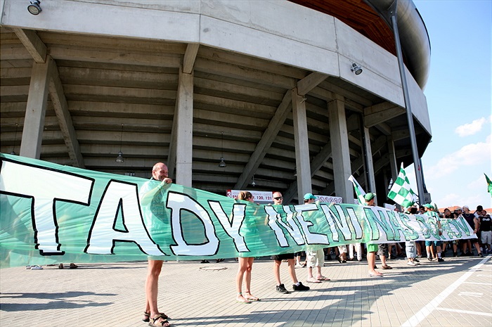 Protesty fanoušků před stadionem.
