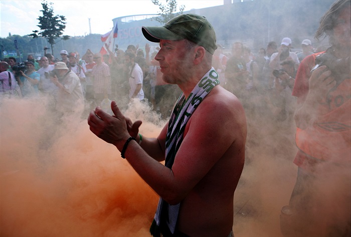 Protesty fanoušků před stadionem.