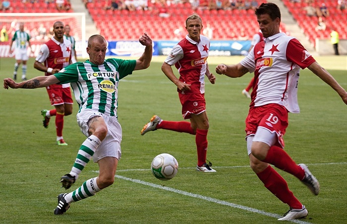 Lukáš Hartig bojuje o míč.