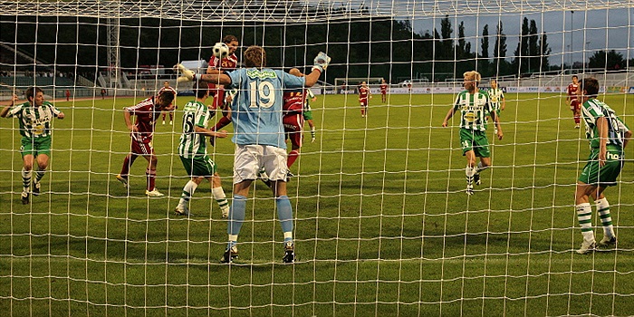 Hřiště z pohledu brankáře Bohemians.