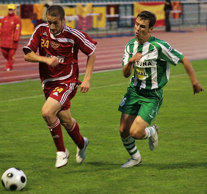 Moravec sprintuje za míčem