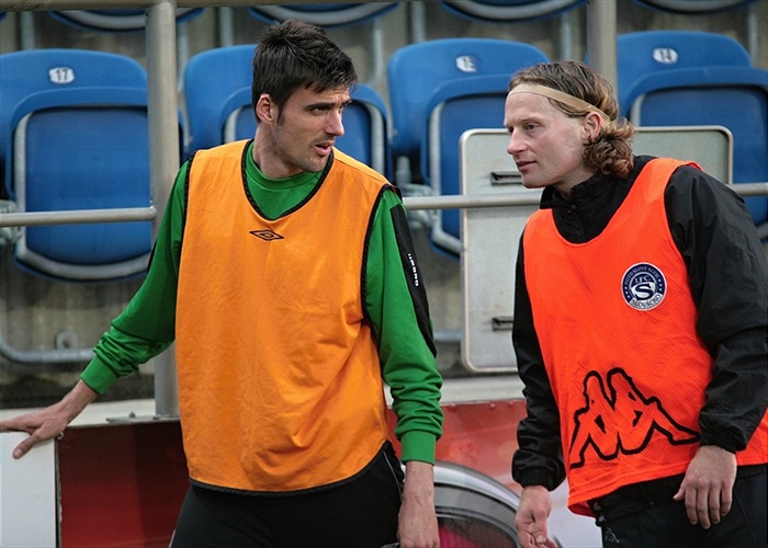 Rozcvičující se Vláďa Bálek s Lukášem Zelenkou