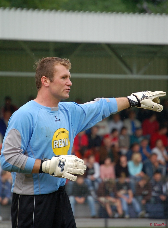 Martin Charvát diriguje obranu.