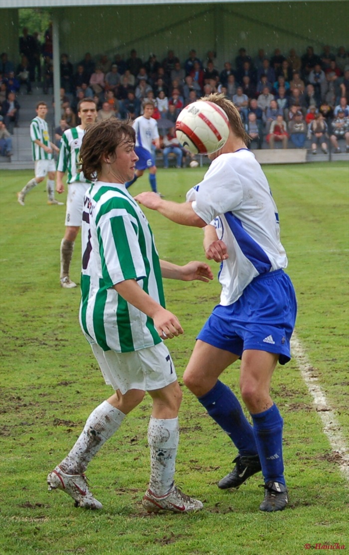 Ivan Hašek v souboji s protihráčem.