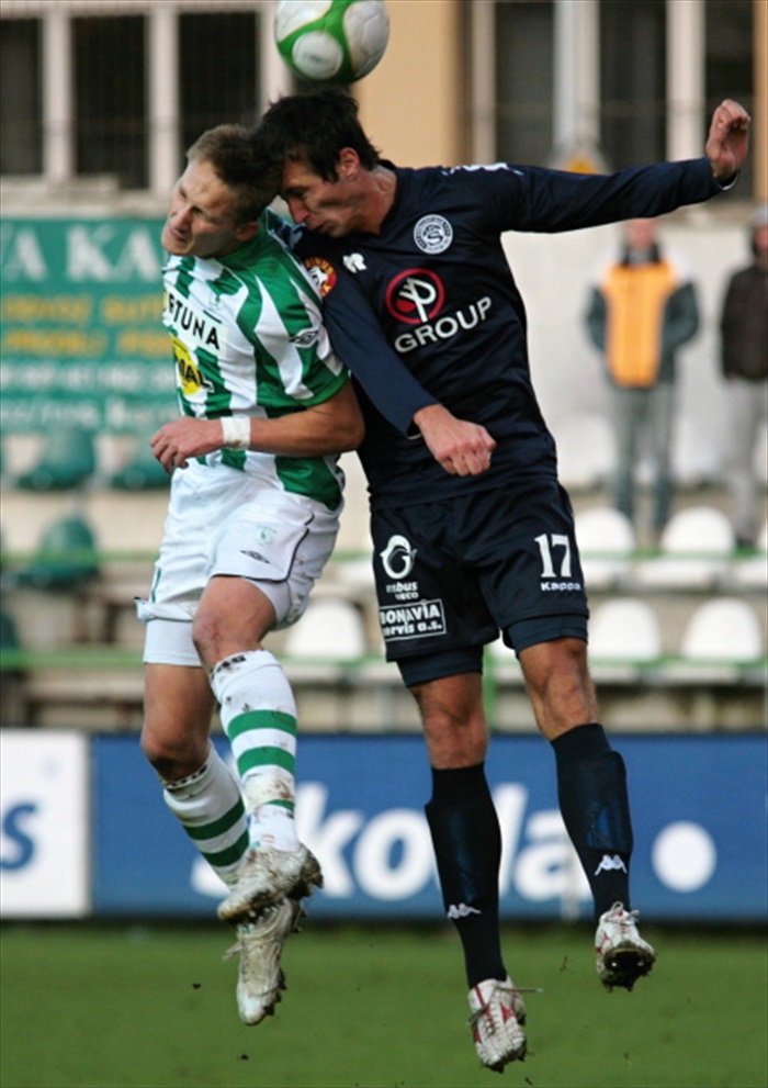 Škoda v hlavičkovém souboji.