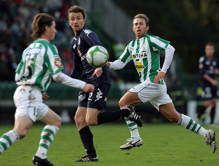 Kaufman zpracovává míč.