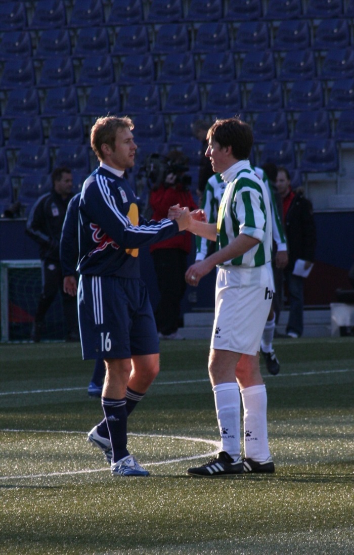 Jiří Rychlík se loučí s Karlem Pitákem. Oba se znají z angažmá ve Slavii. (foto Hanička)