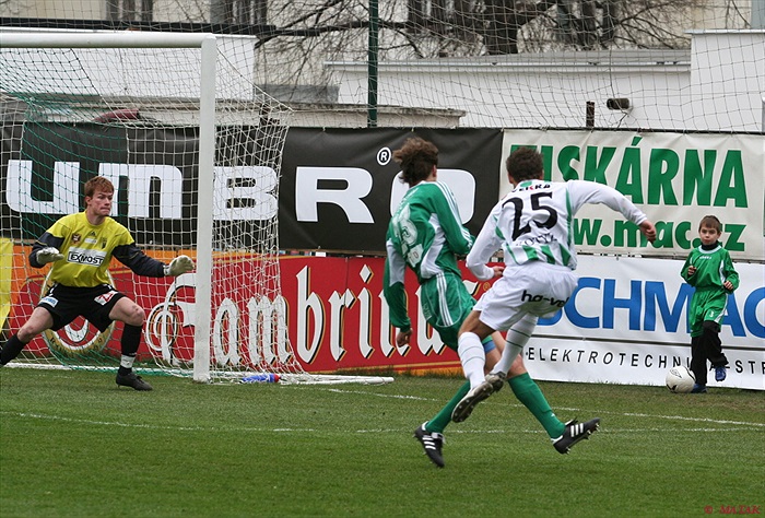 Aktivní Martin Kotyza pálí na branku.