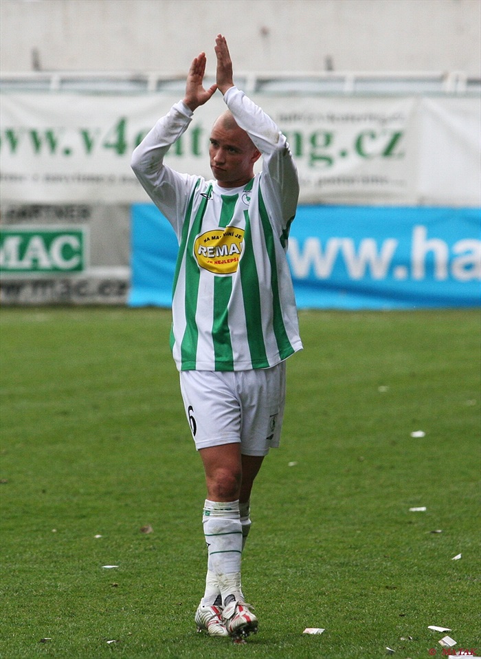 Pavel Hašek odchází, diváci vstávají.