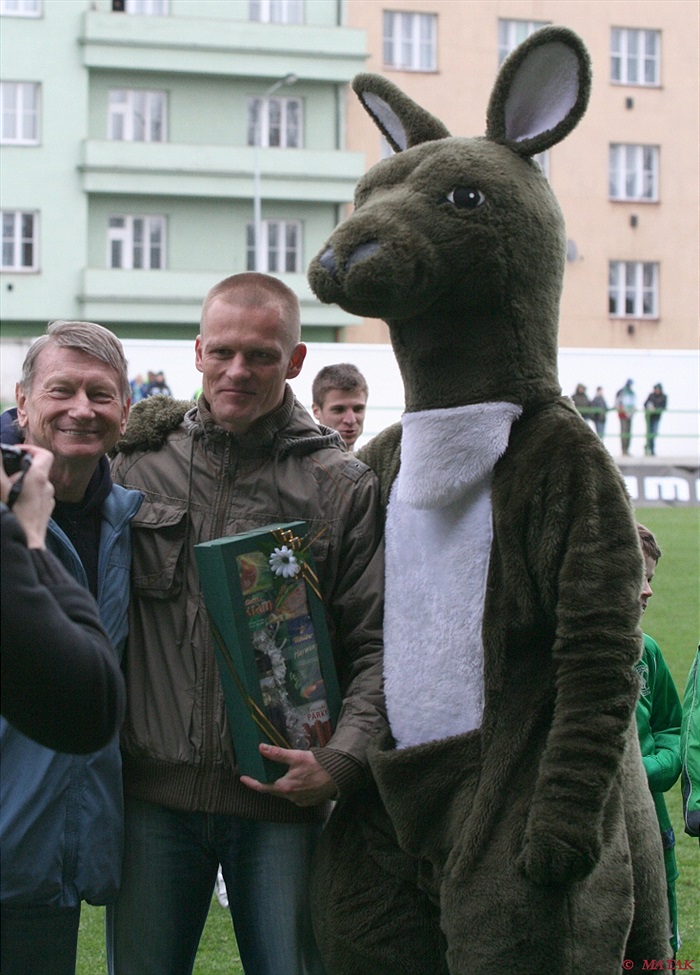 Vyhlášení muže zápasu - herec a člen DFB Josef Dvořák předal cenu Daliboru Slezákovi.