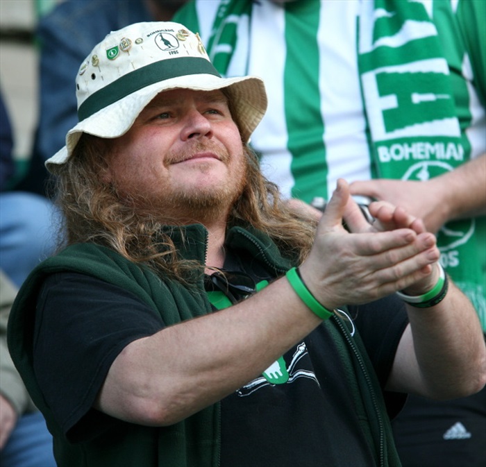 Fanoušci vítají hráče potleskem.