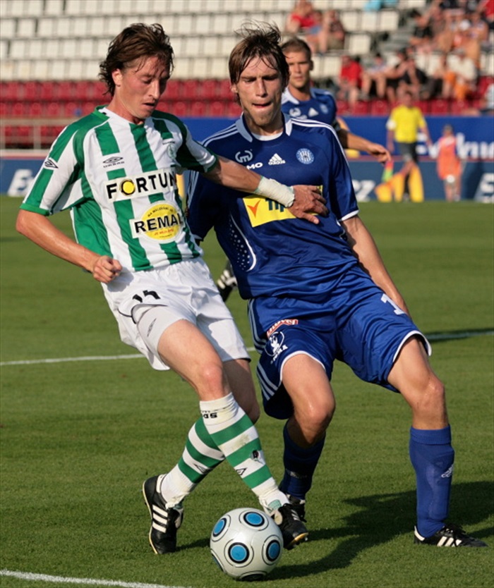 Kaufman bojuje o míč.