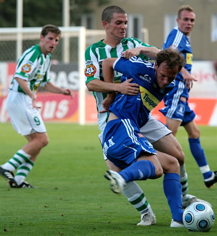 Bartek bojuje o míč.