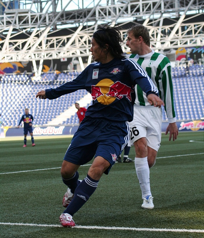 Setkání kontinentů - Matůš a proti němu japonský obránce Miyamoto. (foto:Hanička)