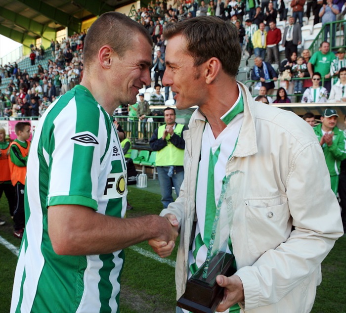 Patron utkání Petr Vondráček blahopřeje hráči utkání Marku Niklovi.