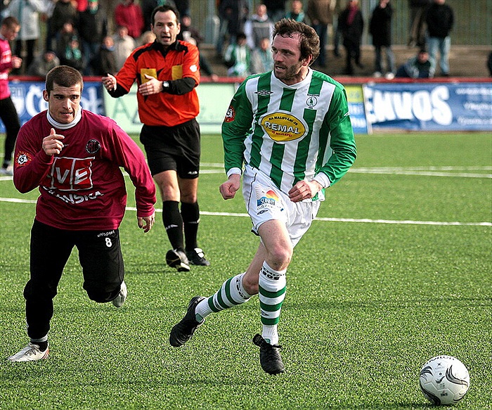 Kunášek utíká s balónem.