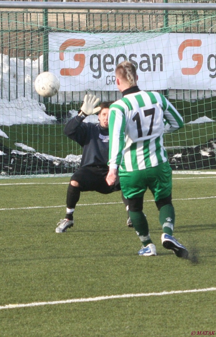 ....ale mířil těsně vedle.