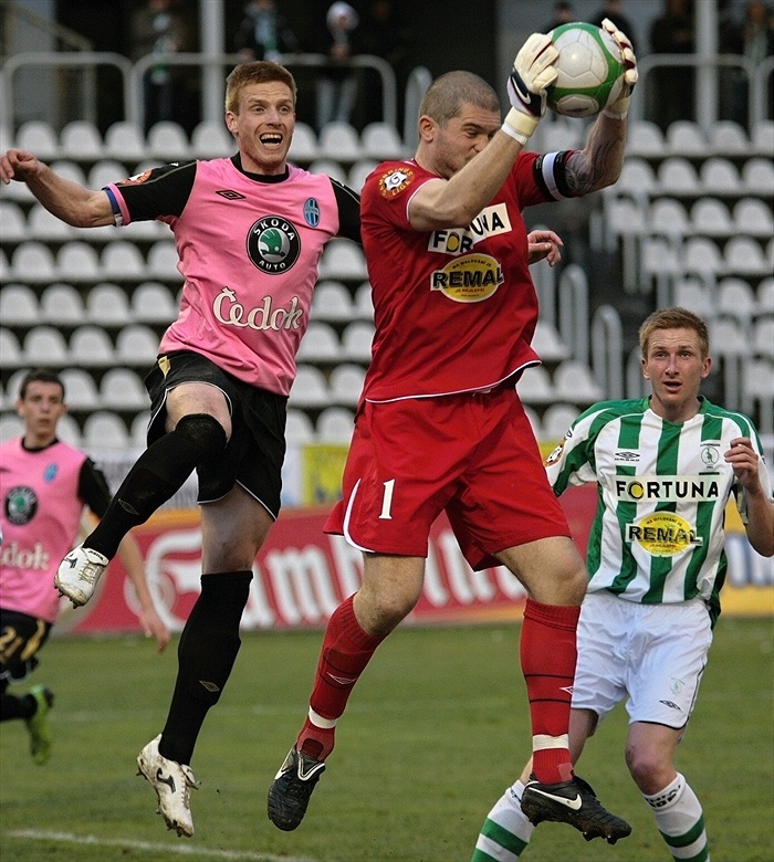 Radek Sňozík kryje míč před dotírajícím soupeřem