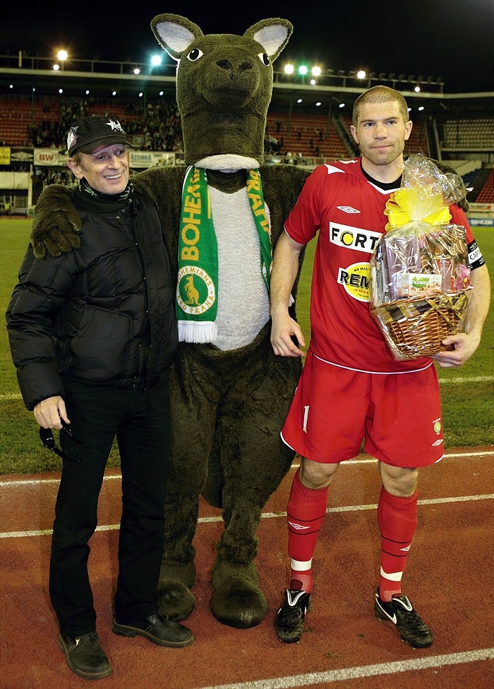 Radek Sňozík dostal cenu pro hráče zápasu z rukou Michala Pavlaty